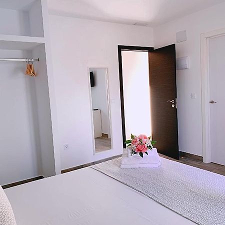 Hostal El Castillo Alcala De Guadaira Bagian luar foto