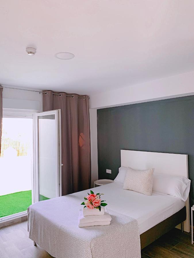 Hostal El Castillo Alcala De Guadaira Bagian luar foto