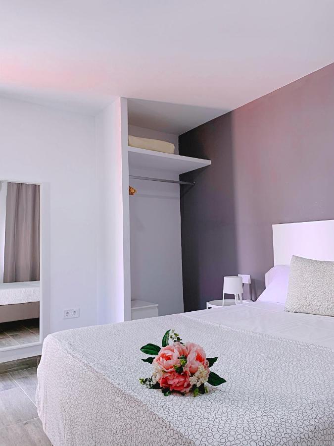 Hostal El Castillo Alcala De Guadaira Bagian luar foto