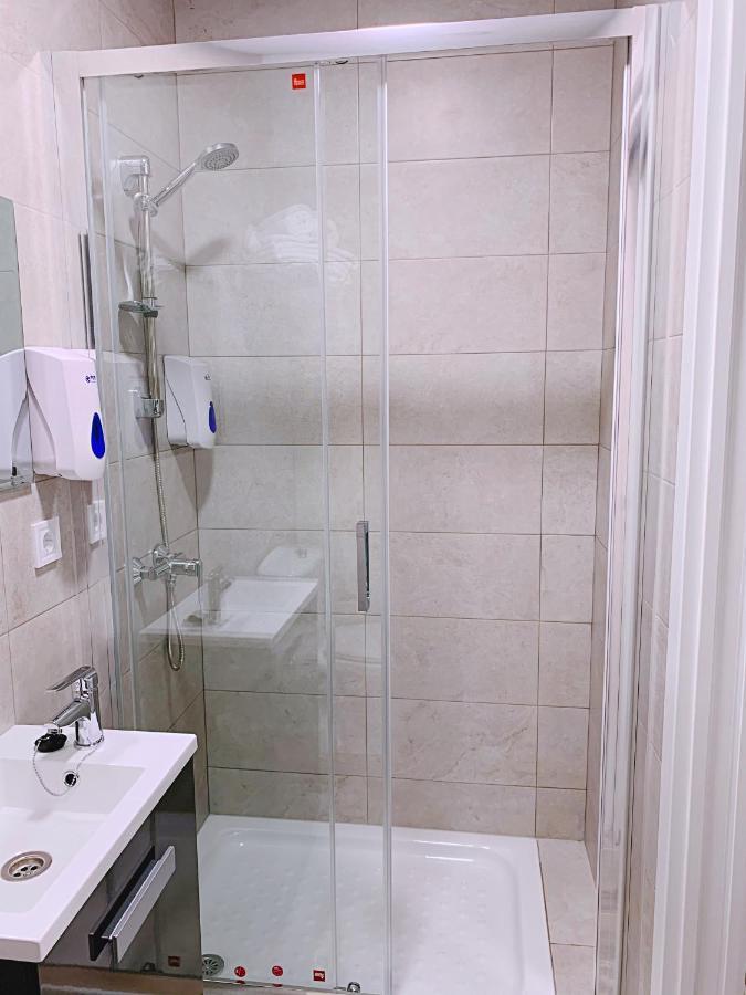 Hostal El Castillo Alcala De Guadaira Bagian luar foto