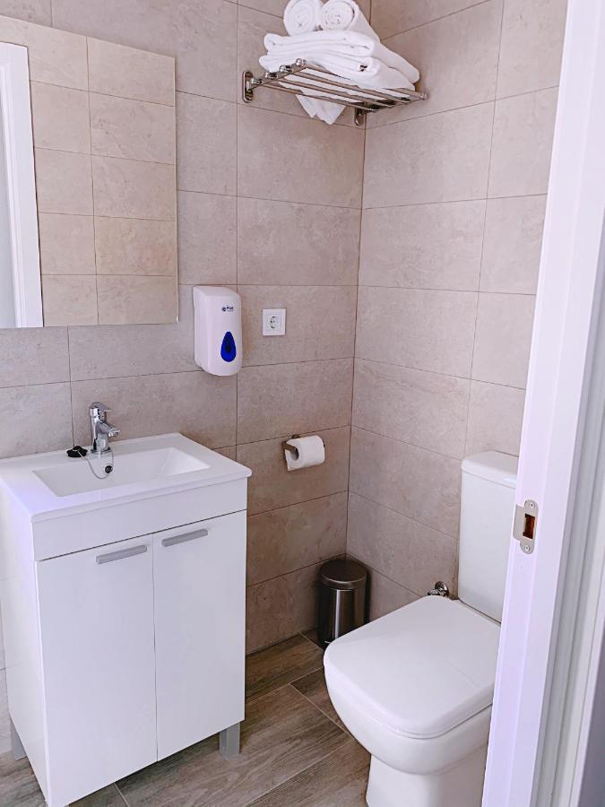 Hostal El Castillo Alcala De Guadaira Bagian luar foto