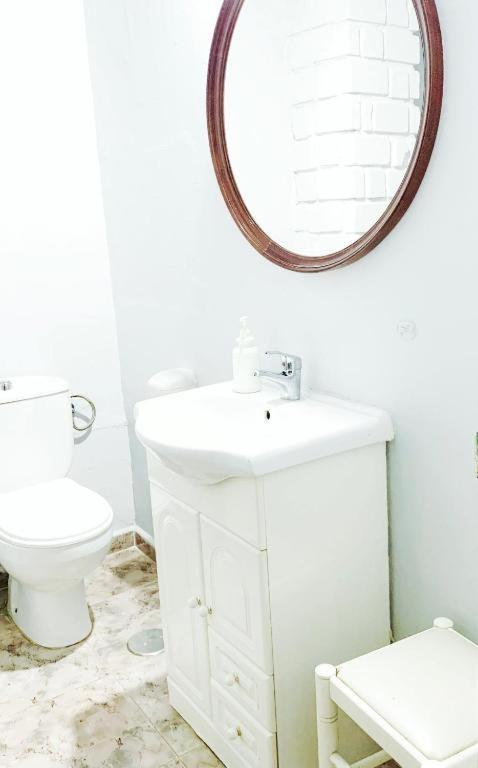 Hostal El Castillo Alcala De Guadaira Bagian luar foto
