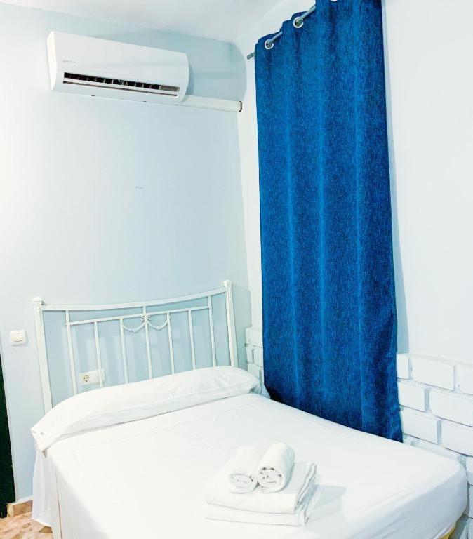 Hostal El Castillo Alcala De Guadaira Bagian luar foto
